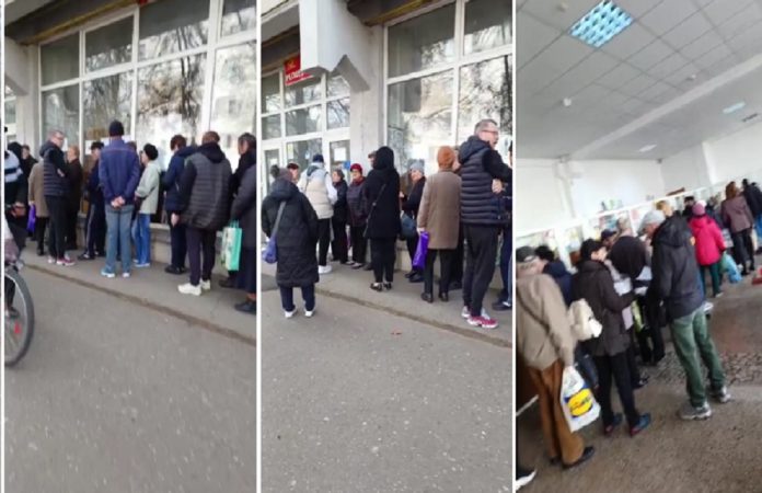 La Oficiul Postal din Piata Aurora din Ploiesti s-au format cozi fiind deschis un singur ghiseu