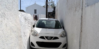 masina blocata strada santorini